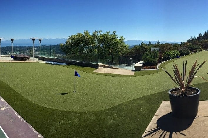 Residential putting green installed by SYNLawn